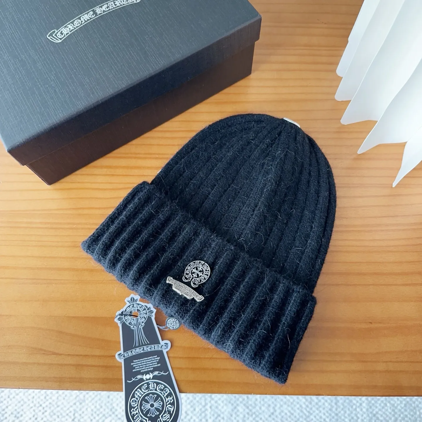 💰60 Crow Heart Autumn and Winter Wool Knitted Beanie This must be a favorite of minimalism. It is clean, neat, fashionable and versatile, and will definitely not be picky about your face shape! A fashionable classic that lasts forever! Fashionable black and white can be purchased together!